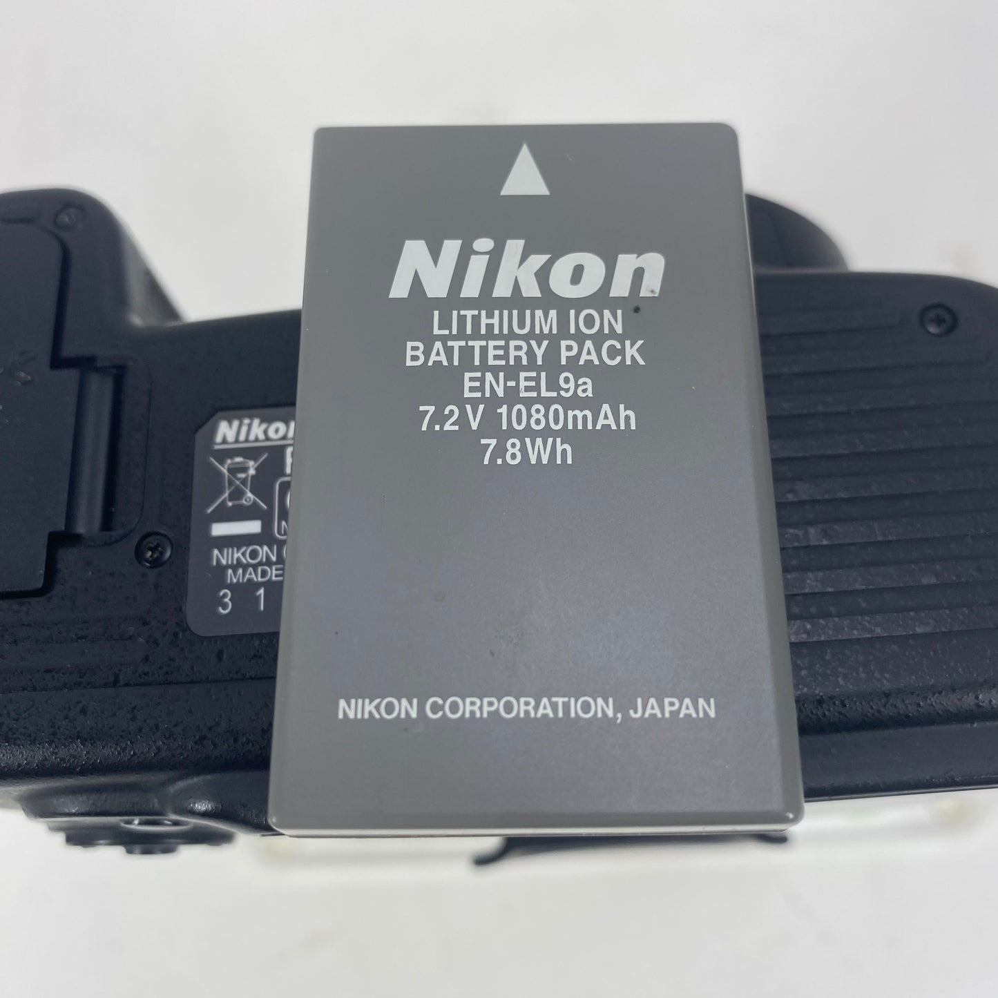 Nikon D3000 10.2MP Digital SLR DSLR Camera + Bag & Lens Bundle